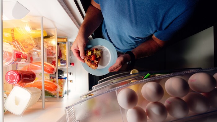 Für manche bedeutet einer nächtliche Heißhungerattacke nachzugehen eine Strategie zur ...