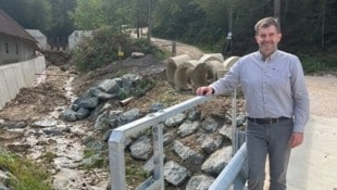 Bürgermeister Koller am Suchabach. Dort wurde knapp eine Million Euro investiert. .
