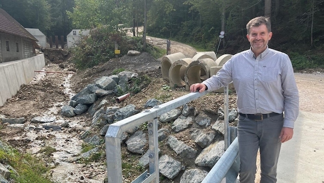 Bürgermeister Koller am Suchabach. Dort wurde knapp eine Million Euro investiert. .