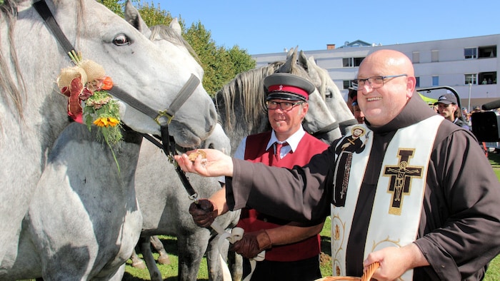 Pferdesegnung am Schlossplatz in Maria Lankowitz durch Bruder Elias (Franziskanerkloster) von ...