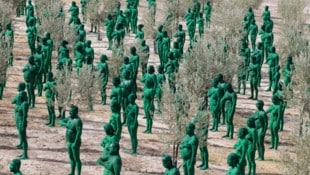 Hunderte Menschen in Dunkelgrün: Für Spencer Tunicks Kunstaktion „Porträt Alhambra 1925“ ...