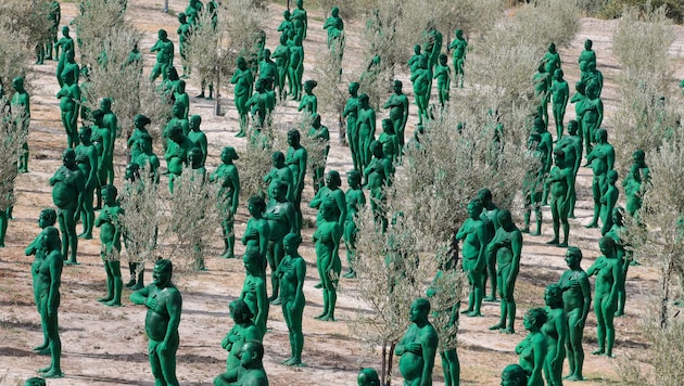 Hunderte Menschen in Dunkelgrün: Für Spencer Tunicks Kunstaktion „Porträt Alhambra 1925“ ...