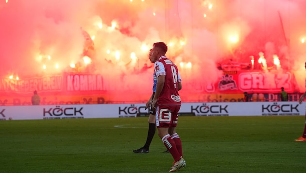Die Kurve des GAK will von den Kickern um Tobias Koch endlich Leistung sehen.
