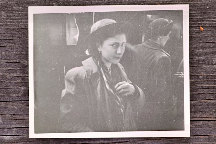 Vera Neufeld als junge Frau – die Familie musste im Krieg ins Ausland flüchten.