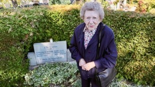 Vera Neufeld (95) ist glücklich, dass sie ihre Zusage an eine trauernde Mutter halten konnte.