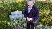 Vera Neufeld (95) ist glücklich, dass sie ihre Zusage an eine trauernde Mutter halten konnte.