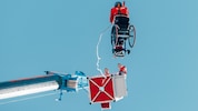 Rollstuhltennisspieler Nico Langmann bei seinem Bungee Jump mit Rollstuhl.