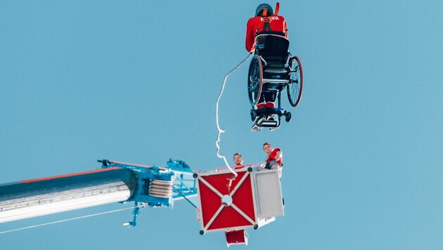 Rollstuhltennisspieler Nico Langmann bei seinem Bungee Jump mit Rollstuhl.