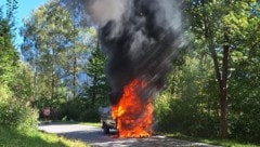 Als die Feuerwehr eintraf, standen bereits beide Fahrzeuge in Vollbrand.