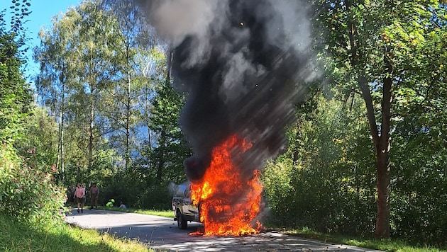 Als die Feuerwehr eintraf, standen bereits beide Fahrzeuge in Vollbrand.