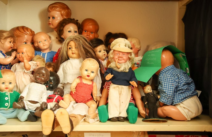 Gugg hat schon unzählige Puppen, Teddybären und Puppenhäuser repariert und nimmt Aufträge an – ...