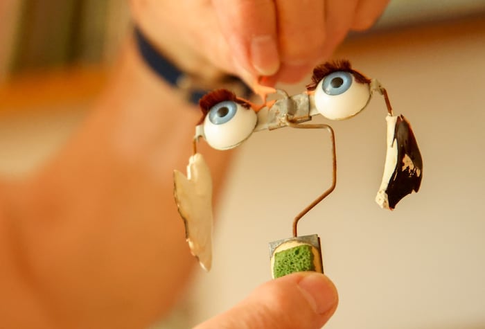Altes Spielzeug lässt sich reparieren – von Händen bis Augen