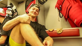 Eisbulle Mathias Böhm zeigt auf sein Rapid-Tattoo am linken Knöchel.