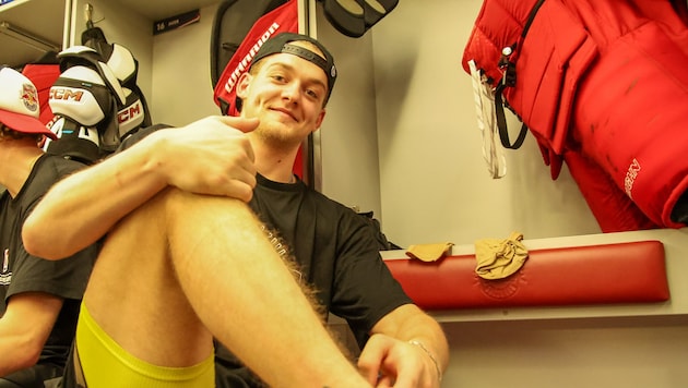 Eisbulle Mathias Böhm zeigt auf sein Rapid-Tattoo am linken Knöchel.