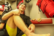 Eisbulle Mathias Böhm zeigt auf sein Rapid-Tattoo am linken Knöchel.