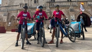 Marcos (li.) und Steff (re.) begleiten Markus Aichhorn auf der Reise.