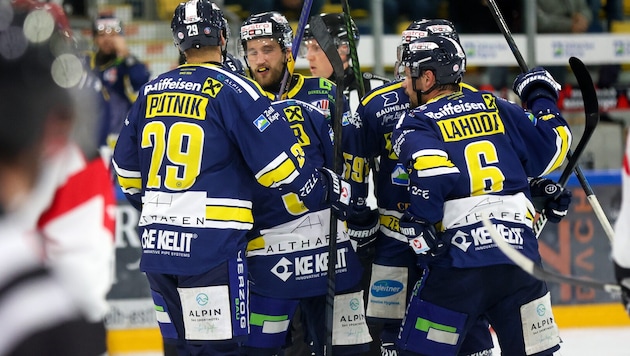 Er kam und traf gleich: Neuzugang Paul Schmid (mi.).