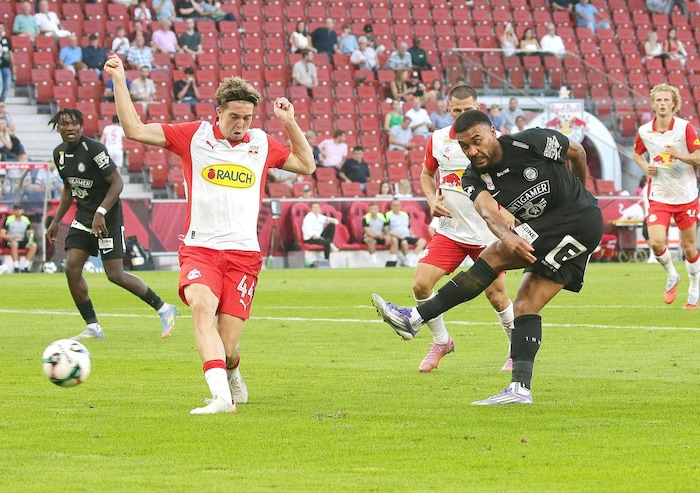 Schuster (li.) erhielt den Vorzug vor Gadou.