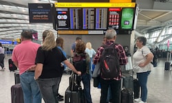 Passagiere informieren sich über die aktuelle Lage nach dem Cyberangriff auf ein ...