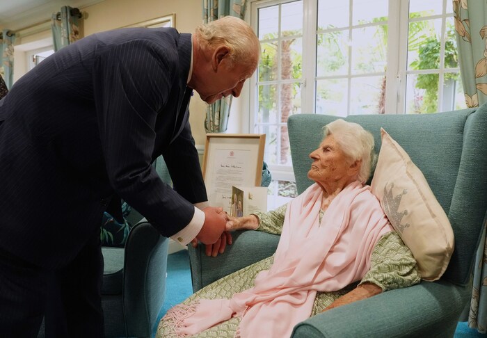 König Charles lauschte den Geschichten von Caterham.