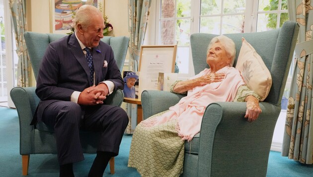 König Charles zu Besuch bei der wohl ältesten lebenden Person der Welt
