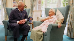 König Charles zu Besuch bei der wohl ältesten lebenden Person der Welt