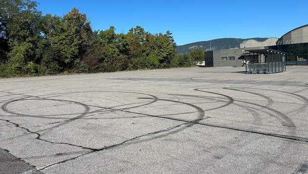 Die Spuren des illegalen Tuning-Treffens sind auch am Tag danach noch zu sehen.