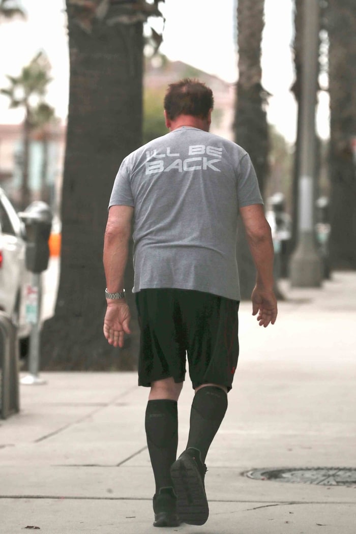 Arnold Schwarzenegger huldigt im kulitgen „I‘ll be back“-T-Shirt einer seiner kultigsten Rollen.