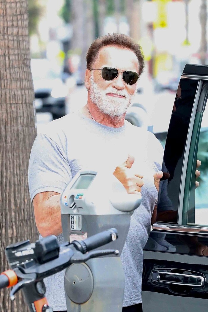 „Alles okay!“, signalisiert der 78-Jährige. Die Kompressionsstrümpfe sind wohl nur eine ...