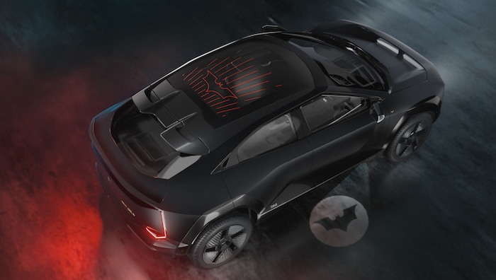 Es wird sogar das Bat-Signal auf den Boden projiziert.