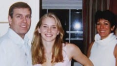 Von links: Der ehemalige britische Prinz Andrew, Epstein-Opfer Virginia Giuffre, und ...