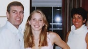 Ex-Prinz Andrew beteuerte stets, das Foto, das ihn nicht nur mit Ghislaine Maxwell, sondern auch ...