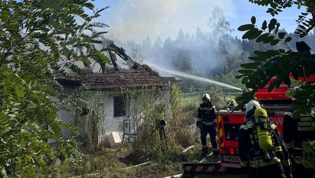 Das Dach eines Hauses fing Feuer.