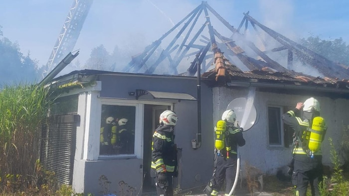 Laut der Feuerwehren wurde das Haus stark beschädigt.