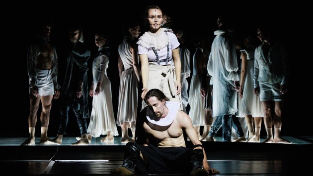 Andrey Kaydanovskiys Gesamtkonzept drückt sich schon im Bühnenbild (Karoline Hogl) aus.
