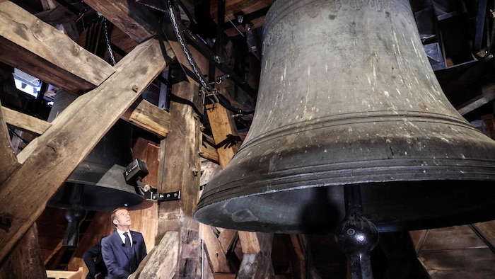 Frankreichs Präsident Emmanuel Macron bewundert eine der Glocken der restaurierten Kathedrale.