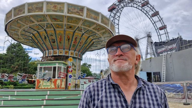 Wolfgang Repper mit seinem Karussell am neuen Standplatz