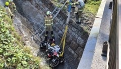 Das Motorrad landete mit dem Fahrer in einem Bach.