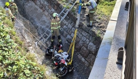 Das Motorrad landete mit dem Fahrer in einem Bach.