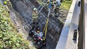 Das Motorrad landete mit dem Fahrer in einem Bach.