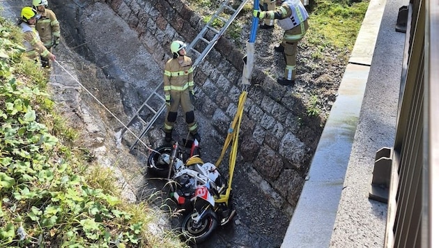 Das Motorrad landete mit dem Fahrer in einem Bach.