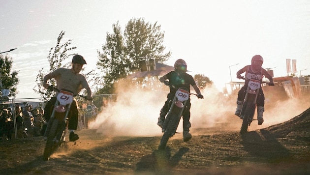 Viele waren gekommen, um – unter anderem die E-Motocross-Strecke – zu bewundern, auf der Profis ...