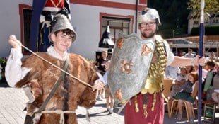 Zu Erntedank gibt es das nur in Ramingstein: Jakob Müllner als Goliath und David Guggenberger ...