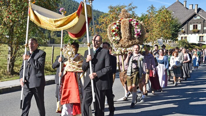 Die feierliche Prozession zum Ende des Sommers, samt reichlich geschmückte Erntekrone, führte ...