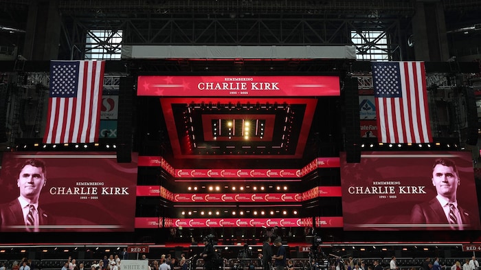 Die Trauerfeier fand im State Farm Stadium Glendale im US-Bundesstaat Arizona statt.