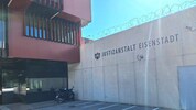 In der JA Eisenstadt gibt es 90 Zellen, die eigentlich überfüllt sind. 60 Justizwachebeamte ...