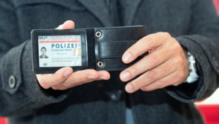 Einen Polizeiausweis konnte der falsche Polizist natürlich nicht vorweisen. Sein von ihm ...