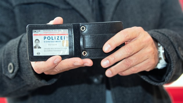 Die Polizei holt niemals Geld oder Schmuck ab. Lassen Sie sich im Fall der Fälle einen ...
