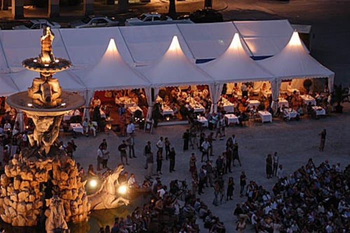 Das Gastro-Zelt stand in den letzten Jahren am Kapitelplatz. Im Laufe der 25 Jahre war es aber ...