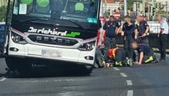 Erste Vermutung der Feuerwehr: Die Straße war möglicherweise sogar schon länger unterspült und ...